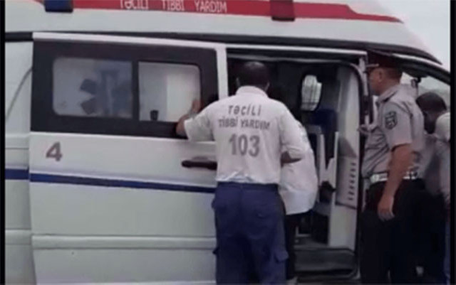 Yol polisi sürücünün həyatını xilas etdi - Video