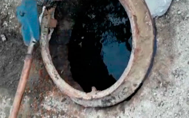 Bakıda kanalizasiya quyusundan neft çıxır - Video