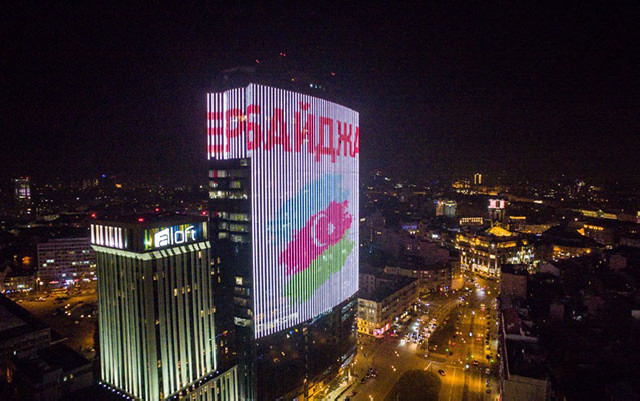 Kiyevin ən hündür binasında Azərbaycan bayrağı əks olundu - Foto