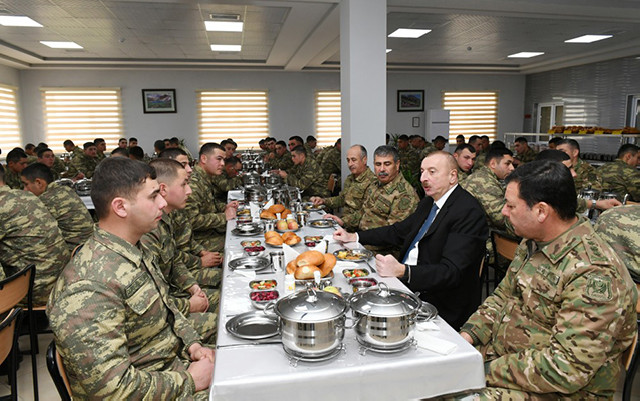 Prezident əsgərlərlə yemək masasında - Fotolar