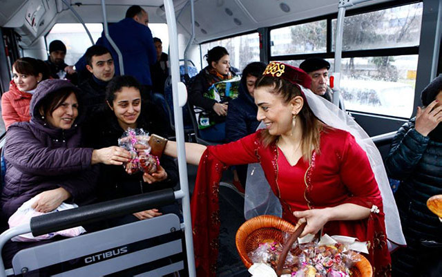 Avtobus sərnişinlərinə bayram sürprizi - Fotolar