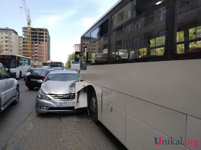 Xırdalanda idarəetmədən çıxan “Hyundai” avtobusa çırpılıb - FOTO