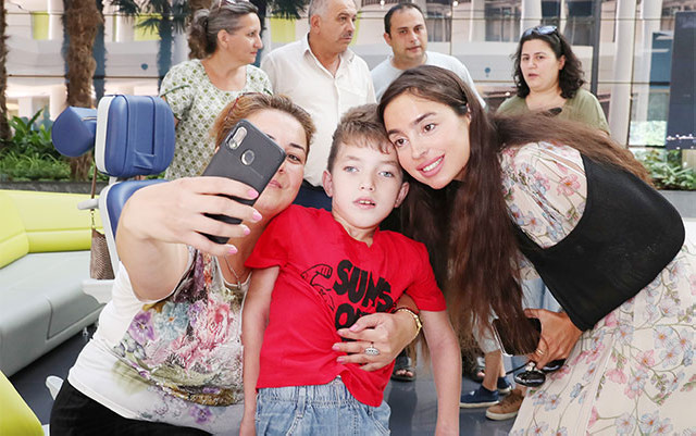Leyla Əliyeva hospitalda uşaqlarla görüşüb - Fotolar