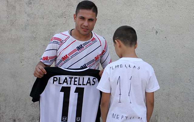 “Neftçi”nin futbolçusu azarkeşin evinə gedib forma bağışladı - Fotolar