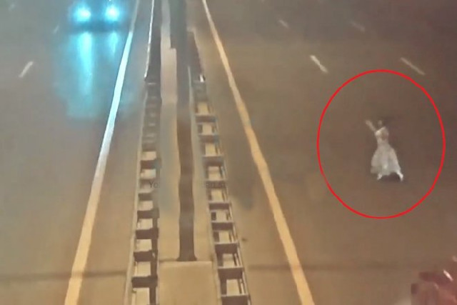 Bakıda 120-lik yolda maşın qadını belə vurdu - Video