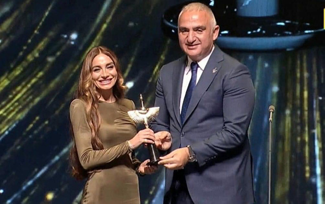 Türkiyədə festivalın ilk mükafatı Arzu Əliyevaya verildi - Vide