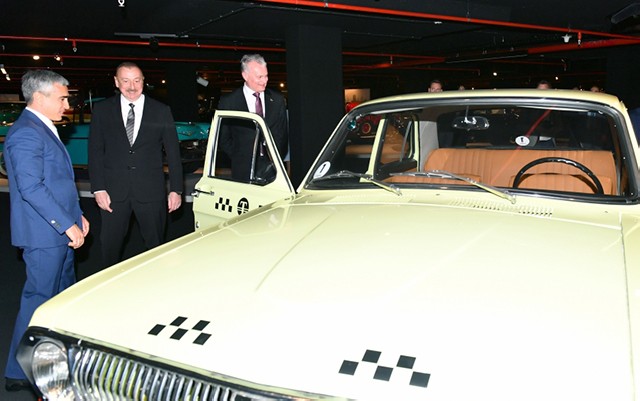 Prezidentlər klassik avtomobillərə baxdılar - Fotolar