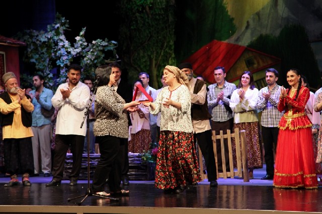 Teatr Xadimləri İttifaqı Musiqili Teatrın aktrisasını mükafatlandırıb