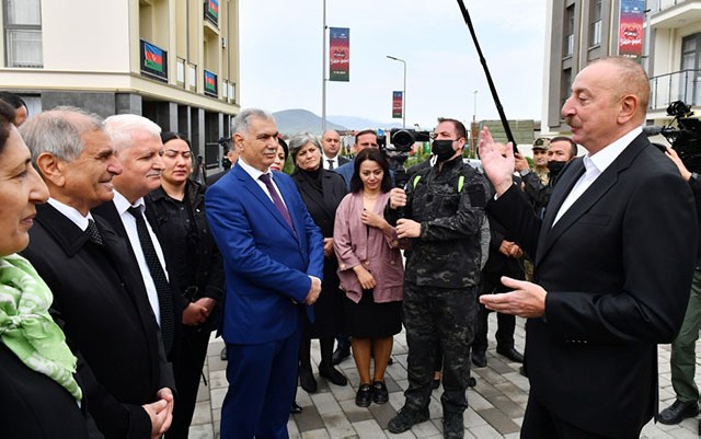 Prezident Füzuliyə köçən sakinlərlə görüşdü - Fotolar