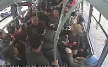 Avtobusda gənc oğlan qadınları döydü - Video