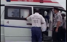 Yol polisi sürücünün həyatını xilas etdi - Video