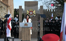 Gürcüstanın ilk qadın prezidenti and içdi - Fotolar