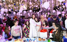Mehriban Əliyeva qızları ilə bayram şənliyində - Fotolar