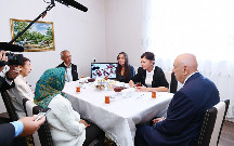 Mehriban Əliyeva vətəndaşla çay süfrəsində - Fotolar