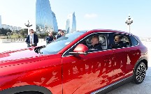 İlham Əliyev yeni avtomobili belə idarə etdi - Video