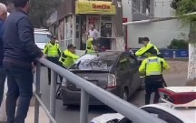 Bakıda sürücü “Prius”u polislərin üzərinə sürdü - Video