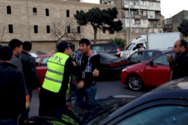 Yol polisi ilə sürücü arasında əlbəyaxa dava – Video