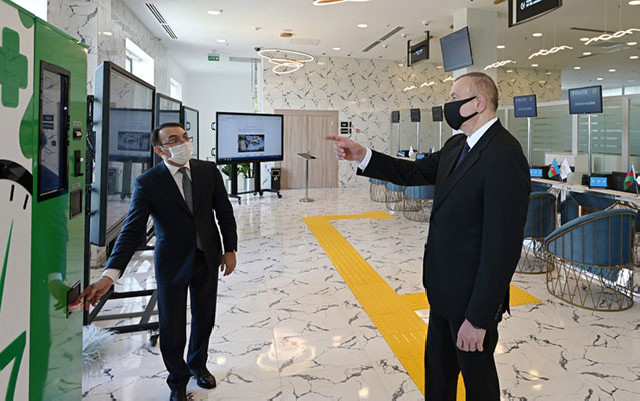 Prezident smart aptek aparatı ilə tanış olub - Foto