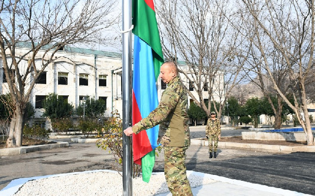 Dövlət başçısı azad edilmiş ərazilərdə Azərbaycan bayrağını ucaltdı