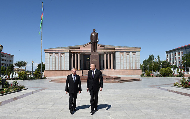 Prezident Naxçıvanda Heydər Əliyevin abidəsini ziyarət etdi