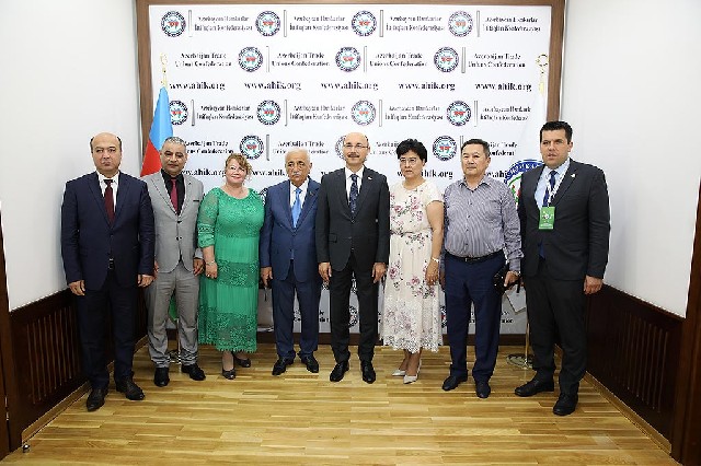 AHİK sədri Səttar Möhbalıyev UAESEB-nin XIV Forumunun iştirakçılarını qəbul edib