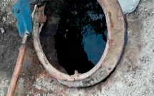 Bakıda kanalizasiya quyusundan neft çıxır - Video