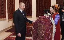 Prezident Türkmən milli xalça muzeyi ilə tanış oldu - Fotolar