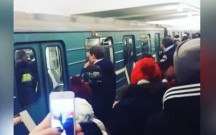 Bakı metrosunda insident - Oğlan qızı vurub...