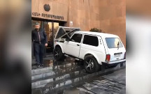 Yerevan meriyasının qarşısında qəribə etiraz - Video