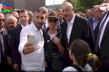 İlham Əliyevin Bulvar gəzintisində selfi yağışı – Video