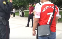 “Arsenal” azarkeşləri Bakıda Mxitaryanın maykalarında gəzdilər - Video