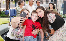 Leyla Əliyeva hospitalda uşaqlarla görüşüb - Fotolar