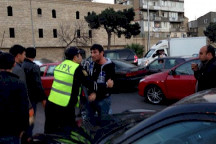 Yol polisi ilə sürücü arasında əlbəyaxa dava – Video