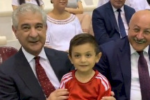 Əli Əhmədov balaca azarkeşlə futbol oynadı - Video