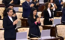 Yanaşı əyləşən yeni deputatlar... - Foto