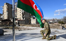Prezident İlham Əliyev Şuşada Azərbaycan bayrağını qaldırıb
