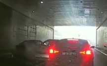 Tuneldə dönmək istəyən “Prius” qəzaya səbəb oldu - Video