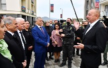 Prezident Füzuliyə köçən sakinlərlə görüşdü - Fotolar